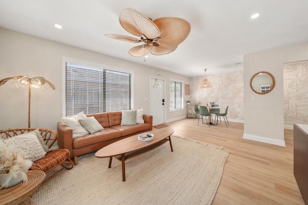 Luxury Villa 3 Blocks from the Beach with a Pool, Fire Pit and Outdoor Oasis