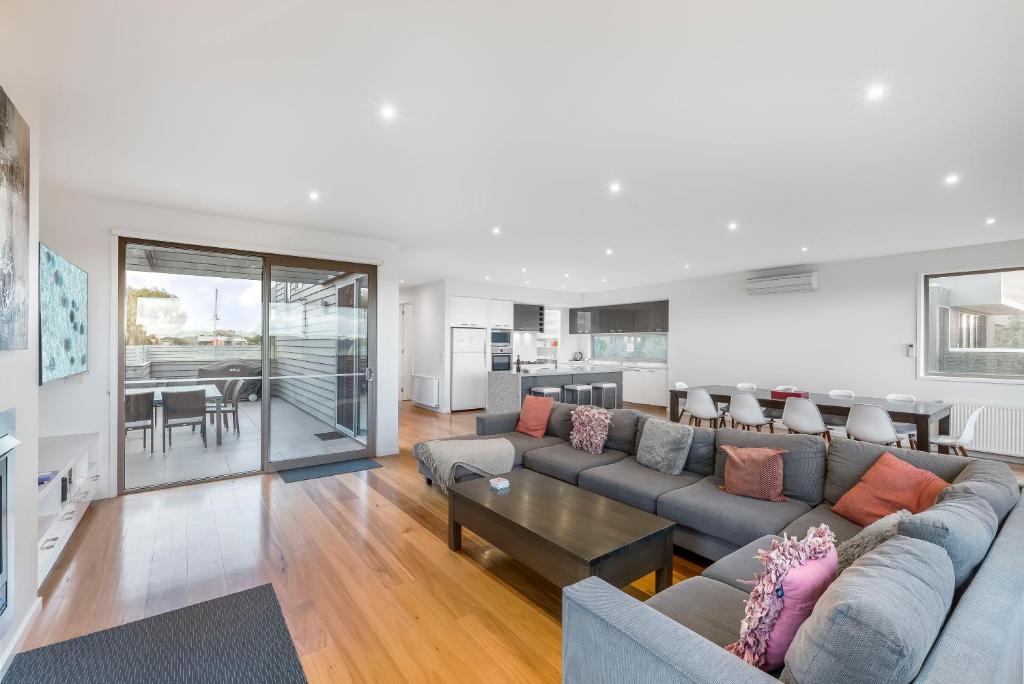 5 Bedroom House - Sleeps 11 - Golf Course Views - Free Parking - Free WIFI photo 2