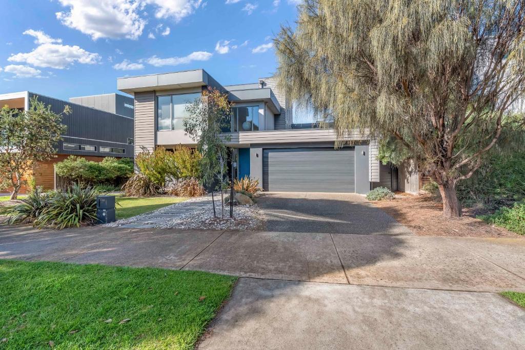 5 Bedroom House - Sleeps 11 - Golf Course Views - Free Parking - Free WIFI photo 1