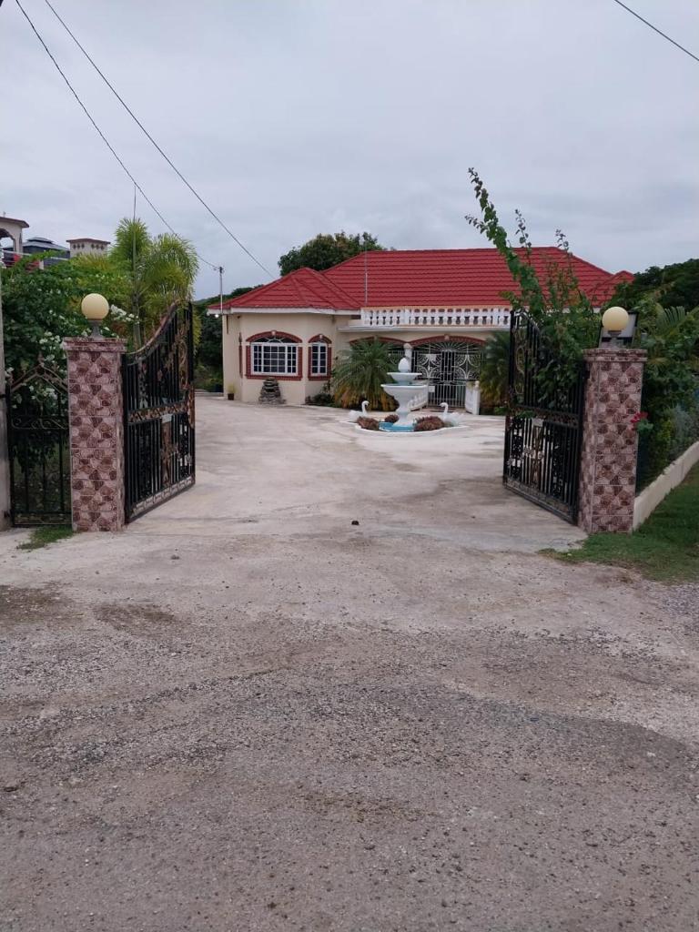 Eliwes Villa photo 3
