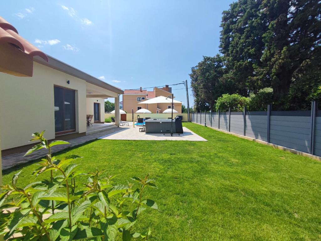 Villa Mattina, with heated pool and jacuzzi photo 2