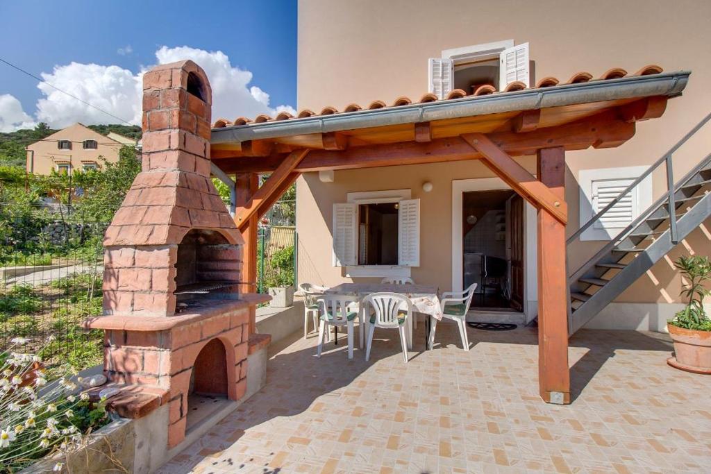 House Meri photo 1