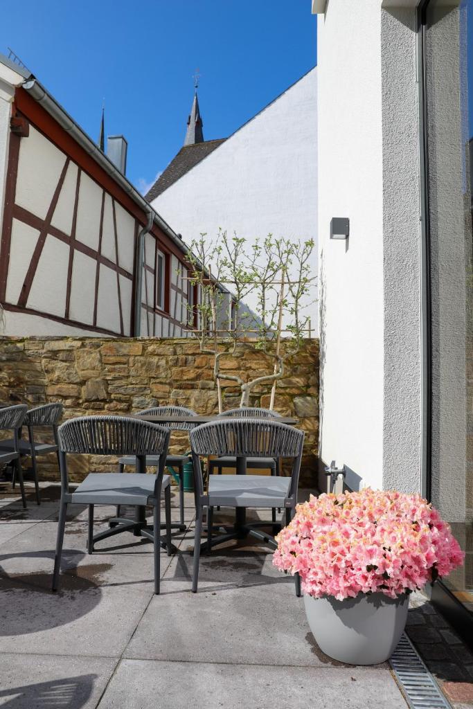 Boutiquehotel Burg Adenbach & Alter Weinbau photo 4