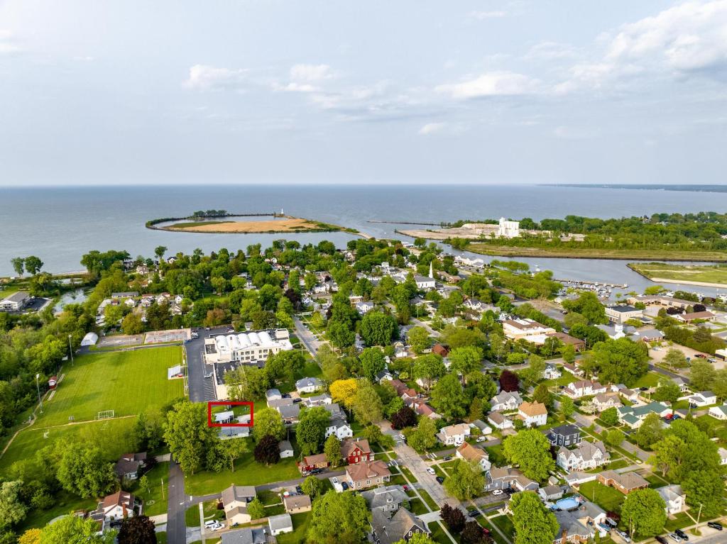 Renovated Retreat Home in Huron walking distance to beach photo 1