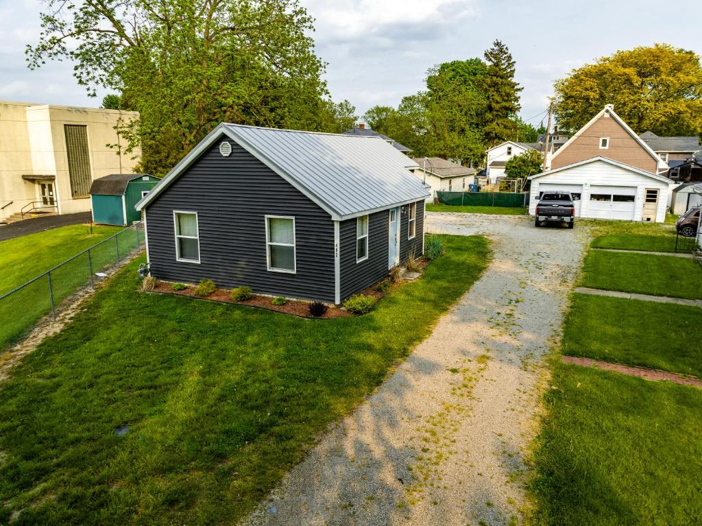 Renovated Retreat Home in Huron walking distance to beach photo 3