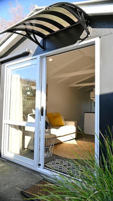 Modern and Private Guesthouse with Hot Tub located 500m to Havelock North Village photo 4