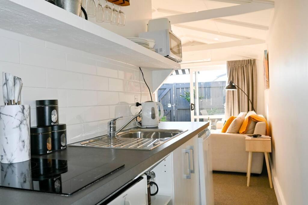 Modern and Private Guesthouse with Hot Tub located 500m to Havelock North Village photo 3