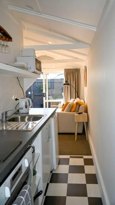 Modern and Private Guesthouse with Hot Tub located 500m to Havelock North Village photo 2