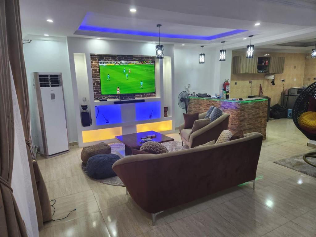Exquisite and Cozy 3-bedroom Apt with hot-tub and WiFi photo 1