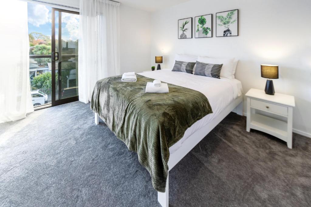 A Road Away from Hagley Park 2 bed 2 bath