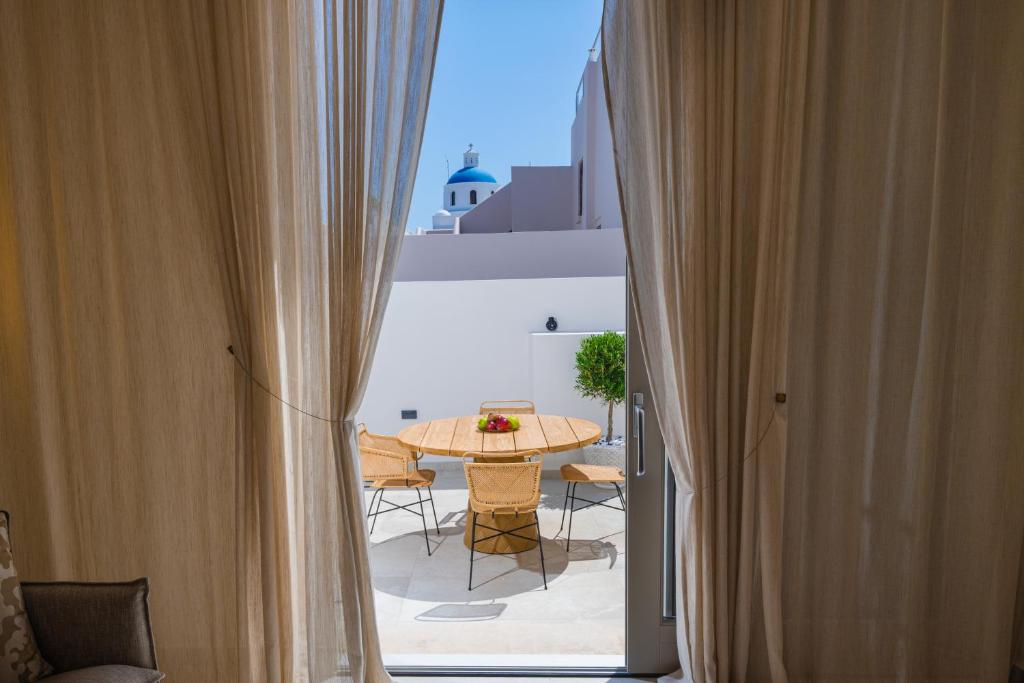 La Madeleine Oia Suites and Caves - Tap to explore photos