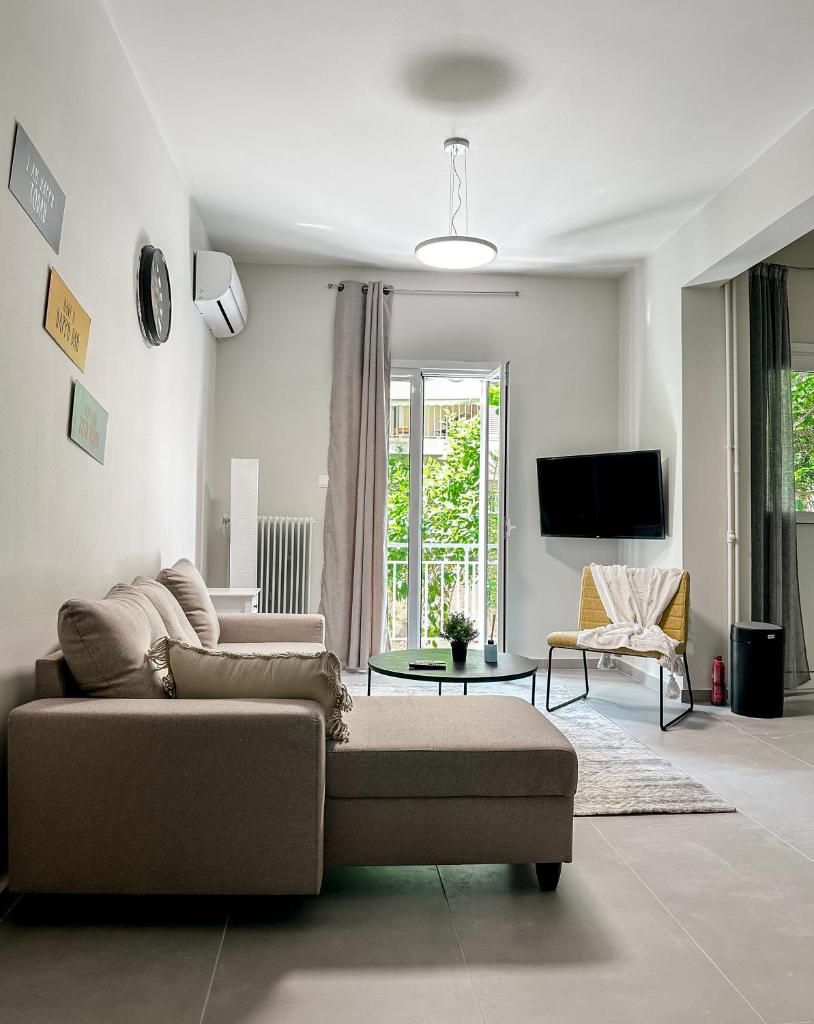 Metro Chic Haven: Modernized Urban Studio near the Tram - Tap to explore photos