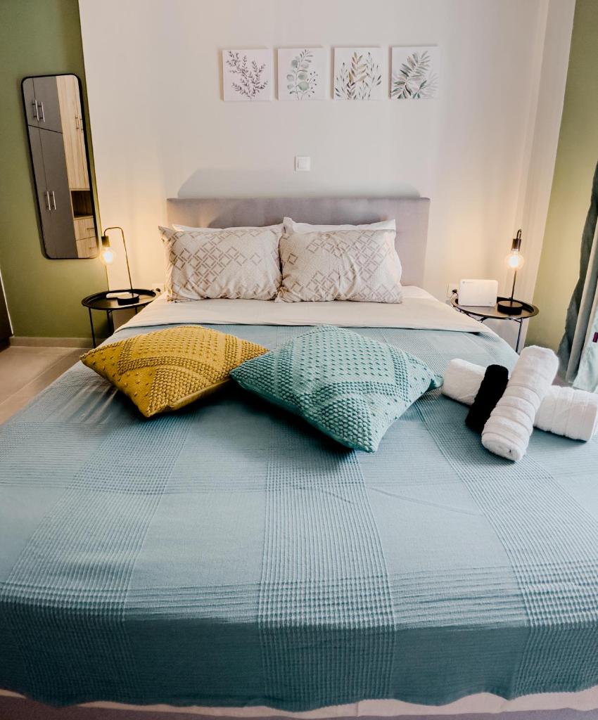 Metro Chic Haven: Modernized Urban Studio near the Tram - Tap to explore photos