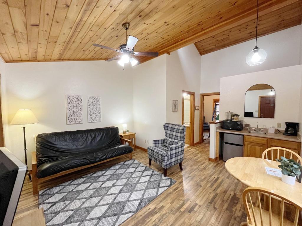 Columbine B Cabin Suite image