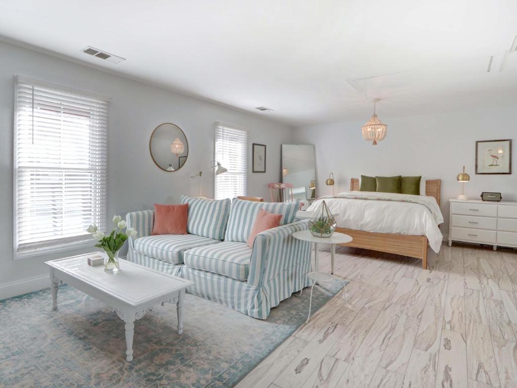 Crawford Carriage House image