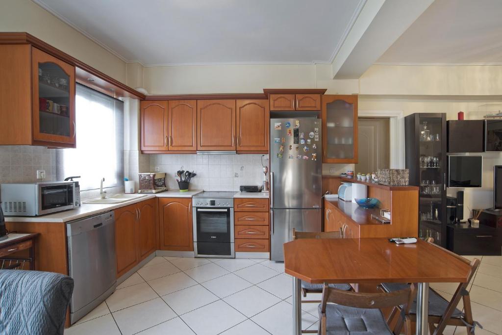 Paradeisos Modern, 2BR, 2BA, Fully Equipped - Tap to explore photos