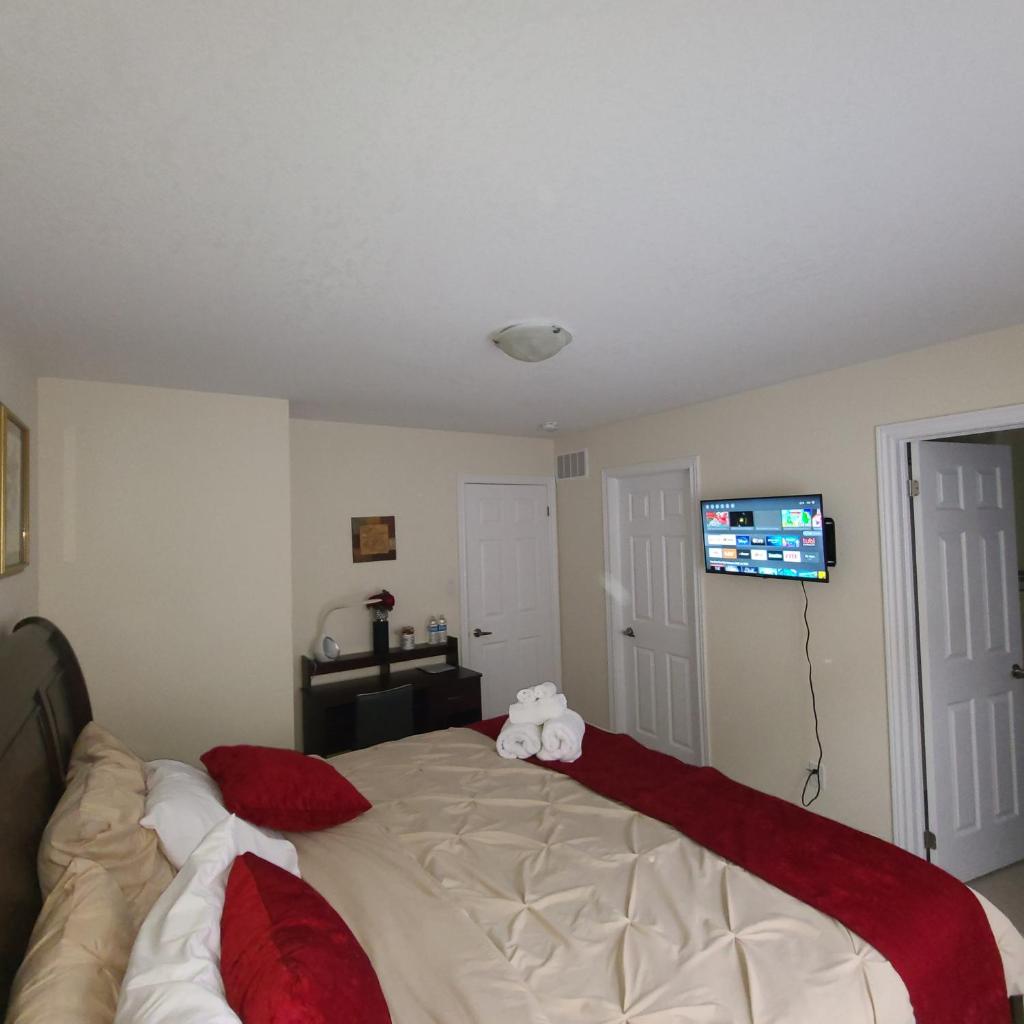 Beautiful Master Bedroom, TV, Wi-fi, Laundry, Parking photo 3