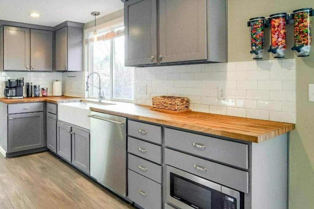 Rocky Mountain Home w/ EPIC Bar & Game Rooms 5BR/4 photo 4