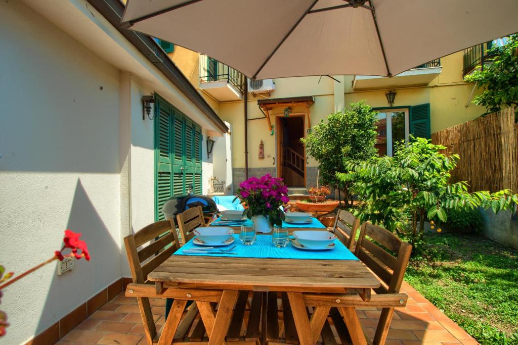 casa con giardino, garage, wi-fi, 2 bagni e AC in una camera da letto photo 1