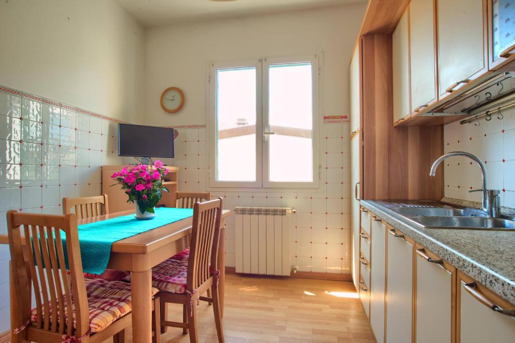 casa con giardino, garage, wi-fi, 2 bagni e AC in una camera da letto photo 3