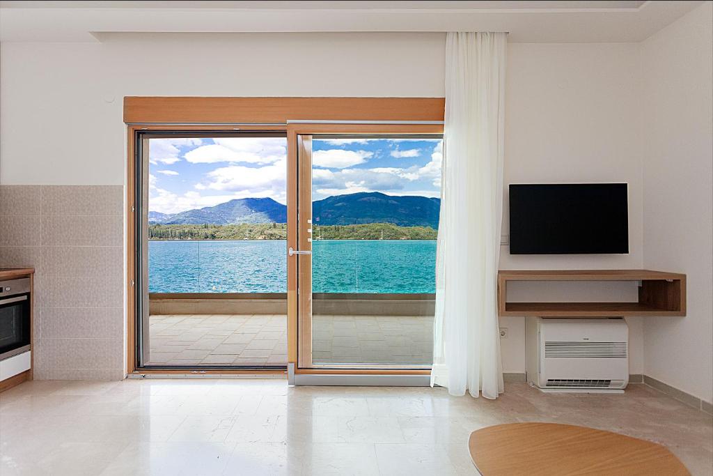 Villa Amari waterfront, step to the sea and berth photo 2
