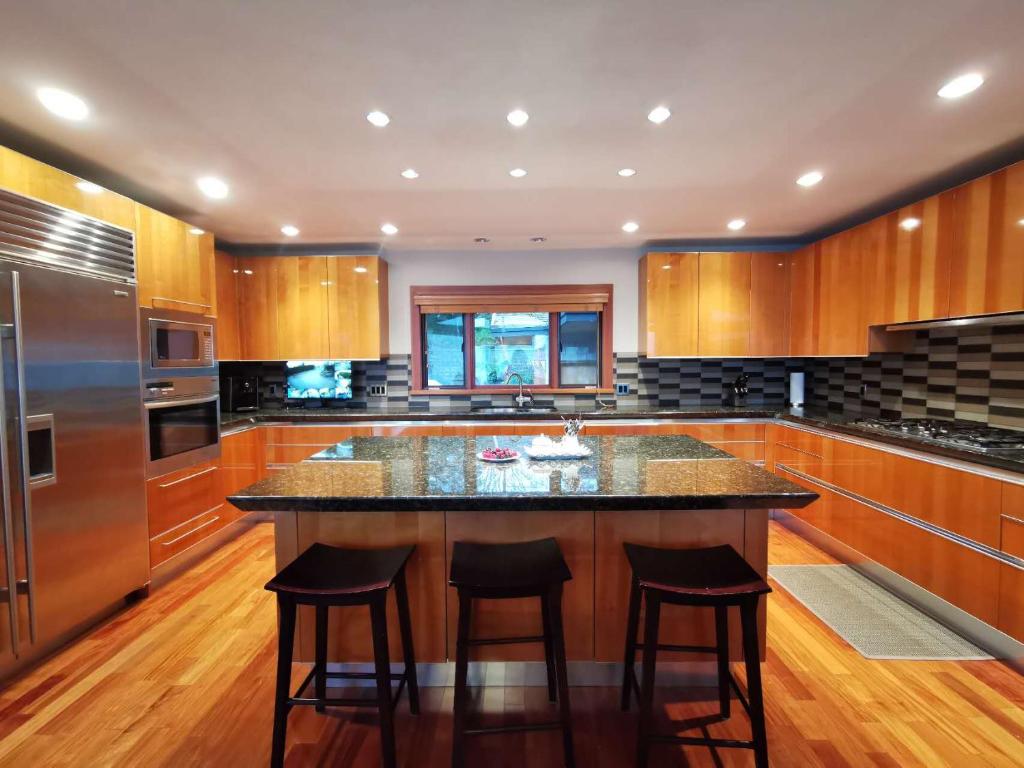 Deep Cove Stunning Waterfront Whole House photo 4