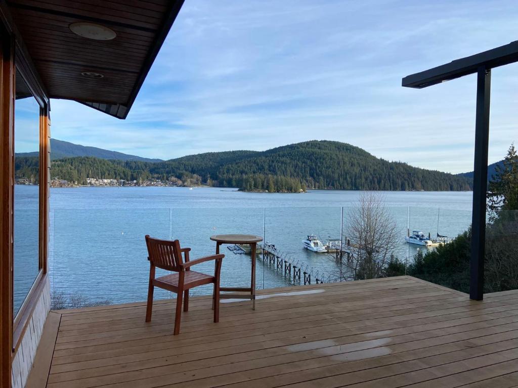 Deep Cove Stunning Waterfront Whole House photo 3