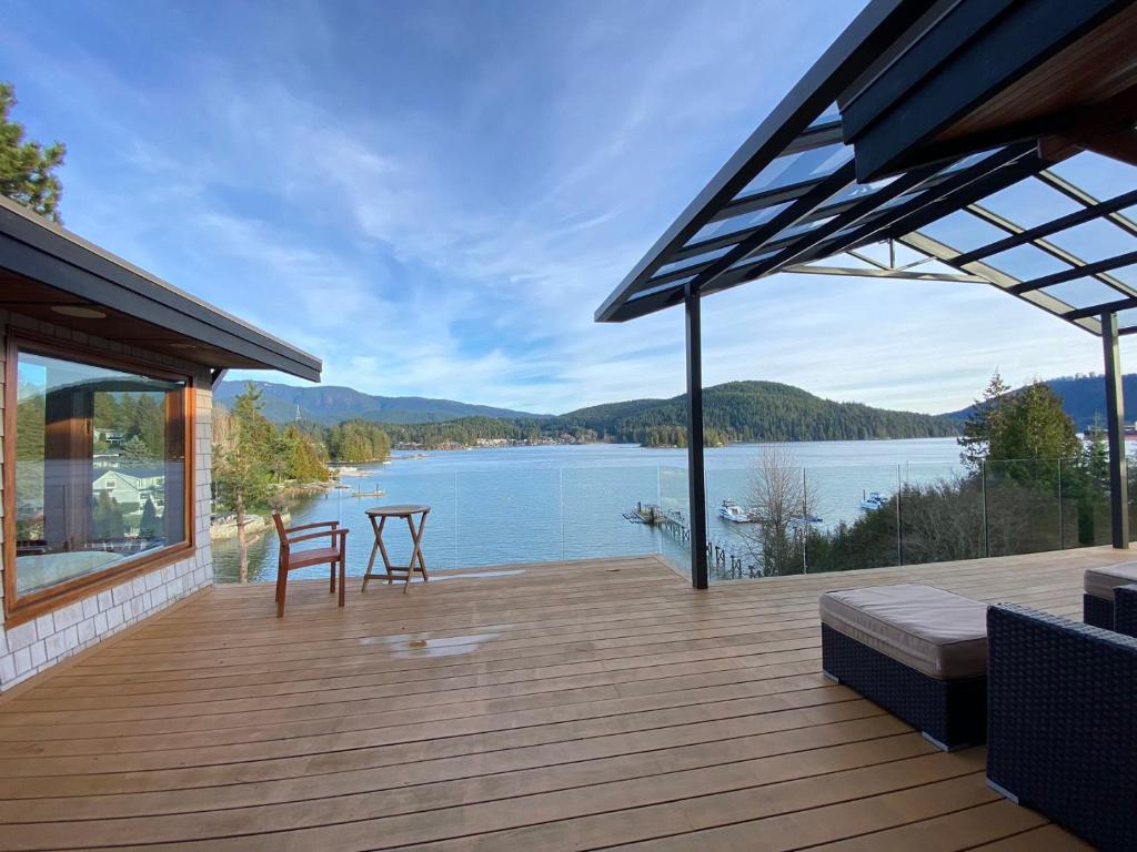 Deep Cove Stunning Waterfront Whole House photo 2