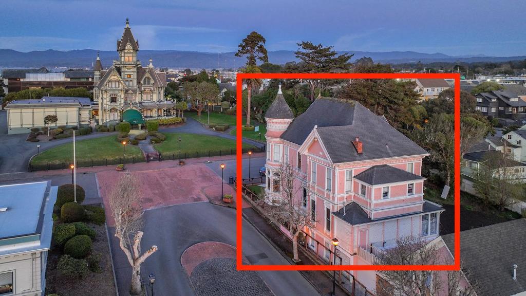 Pinc Lady Mansion image