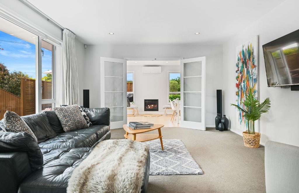 Family-Friendly, Spacious, Secure, Home and Garden, 6 minutes to Airport photo 3
