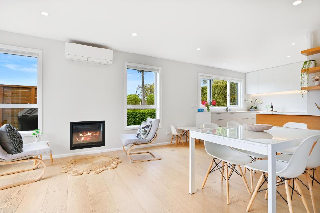 Family-Friendly, Spacious, Secure, Home and Garden, 6 minutes to Airport photo 1