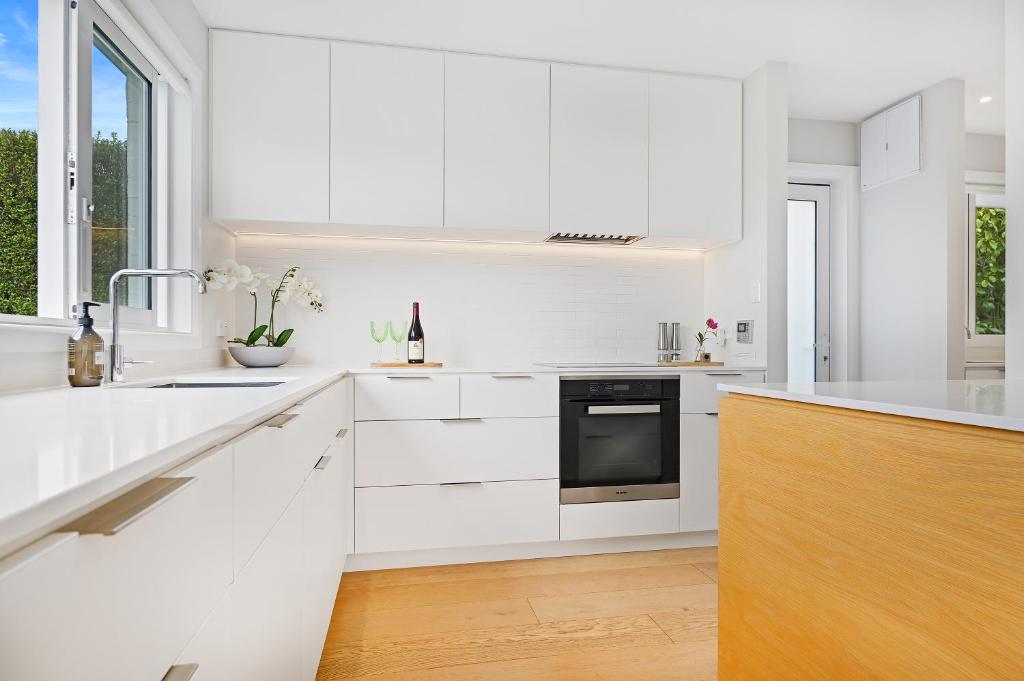 Family-Friendly, Spacious, Secure, Home and Garden, 6 minutes to Airport photo 2