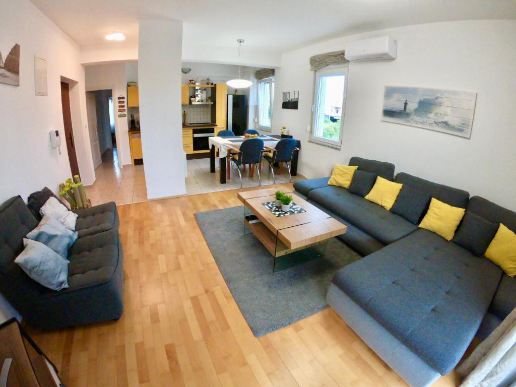 Sunny apartment by the beach photo 1