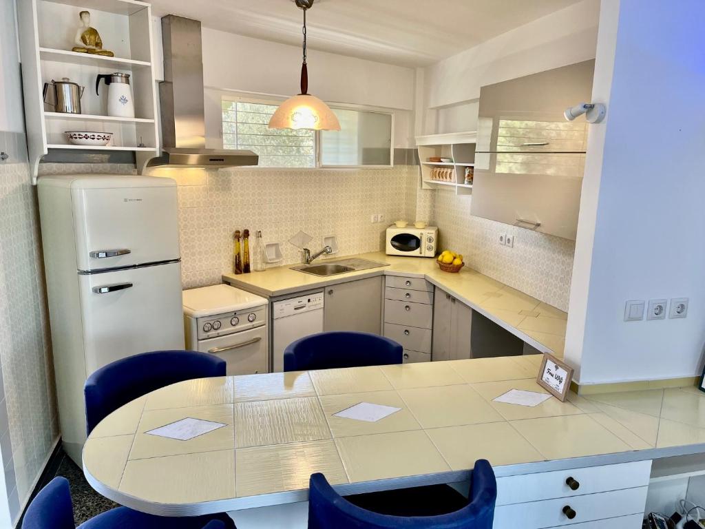 Stunning View Seaside 1-Bed Apartment in Saronida photo 3