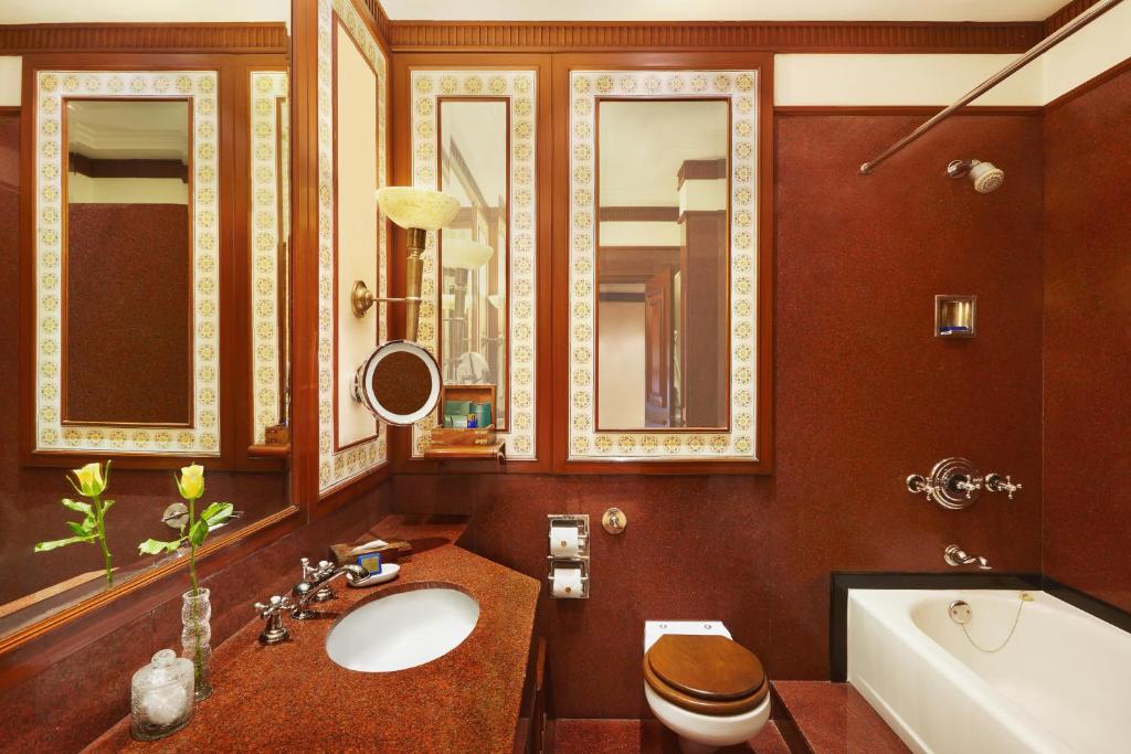 Сьюит (Суперлюкс с трансфером от/до аэропорта в 2 стороны), The Oberoi Grand Kolkata