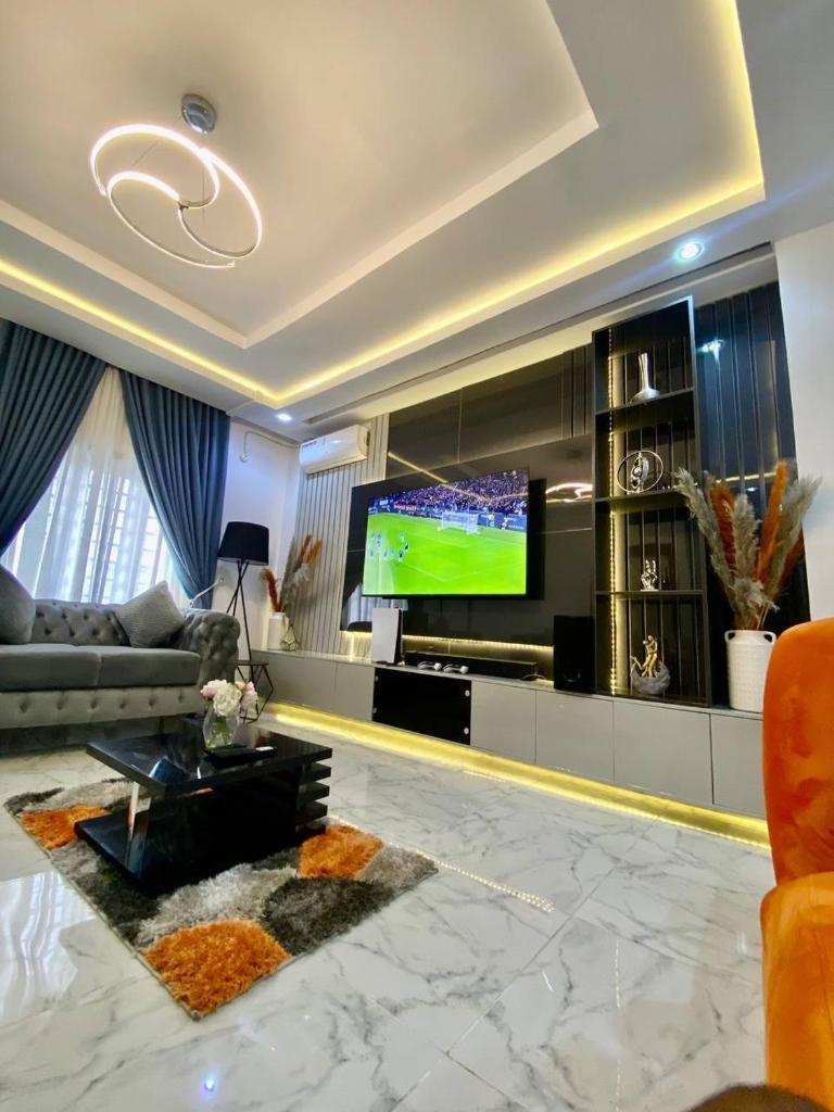 Morak homes - Smart luxury 4-bed with private swimming pool, PS5, snooker, mini gym in reserved secured estate photo 1