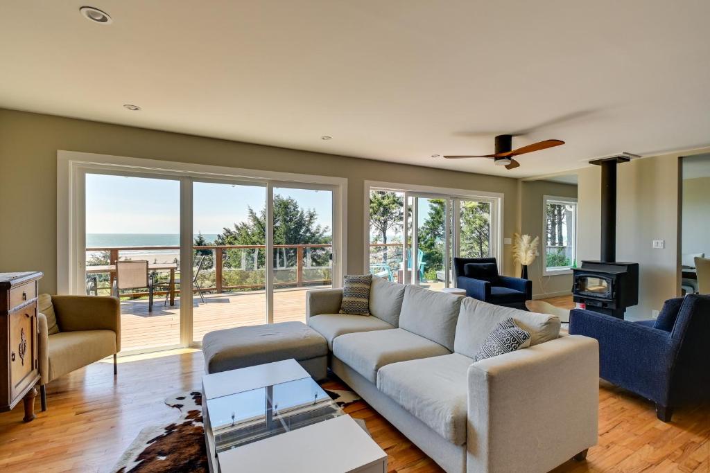 Moclips Home with Hot Tub and Stunning Beach Views! photo 2