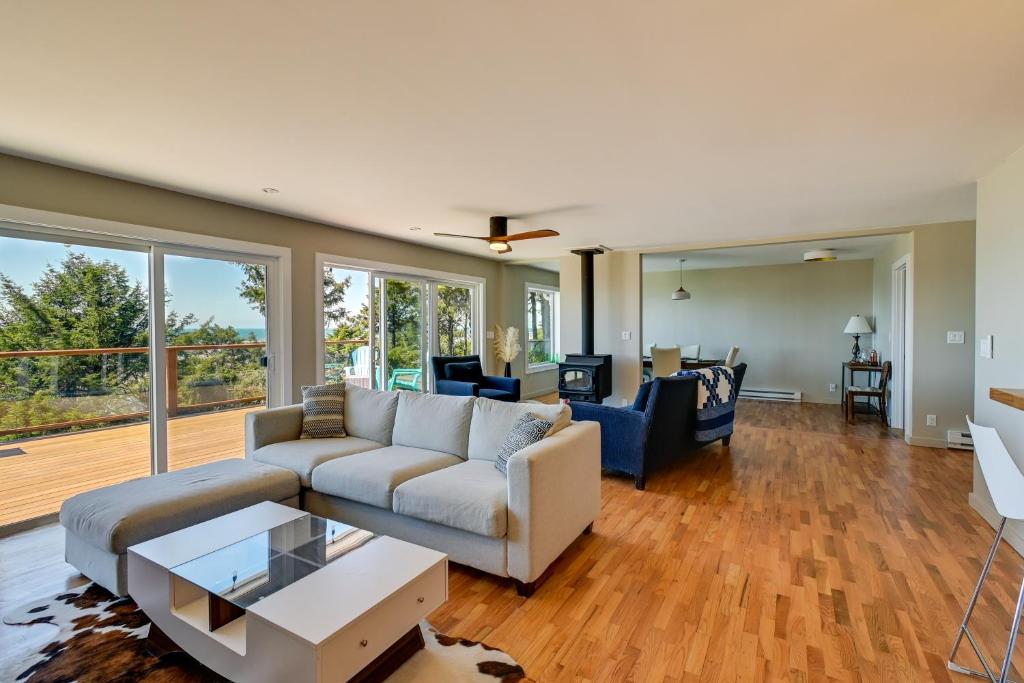 Moclips Home with Hot Tub and Stunning Beach Views! photo 4