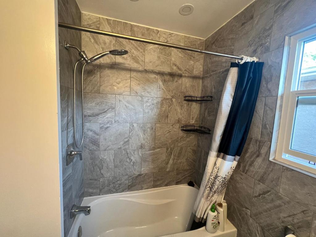 Spacious room with TV, Wi-Fi, Netflix, Parking photo 2