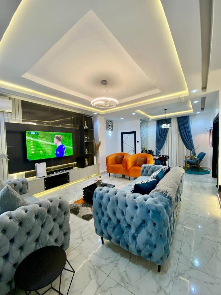 Morak homes - Smart luxury 4-bed with private swimming pool, PS5, snooker, mini gym in reserved secured estate photo 4