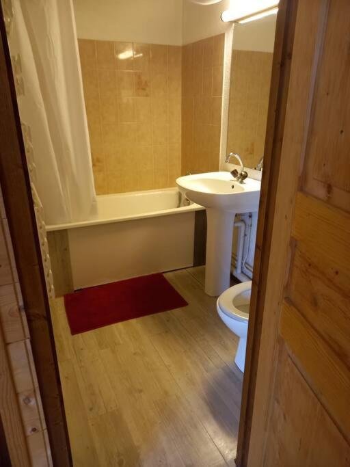 L'appartement LES BOSSONS en lisière de forêt dans le chalet Génépi photo 3