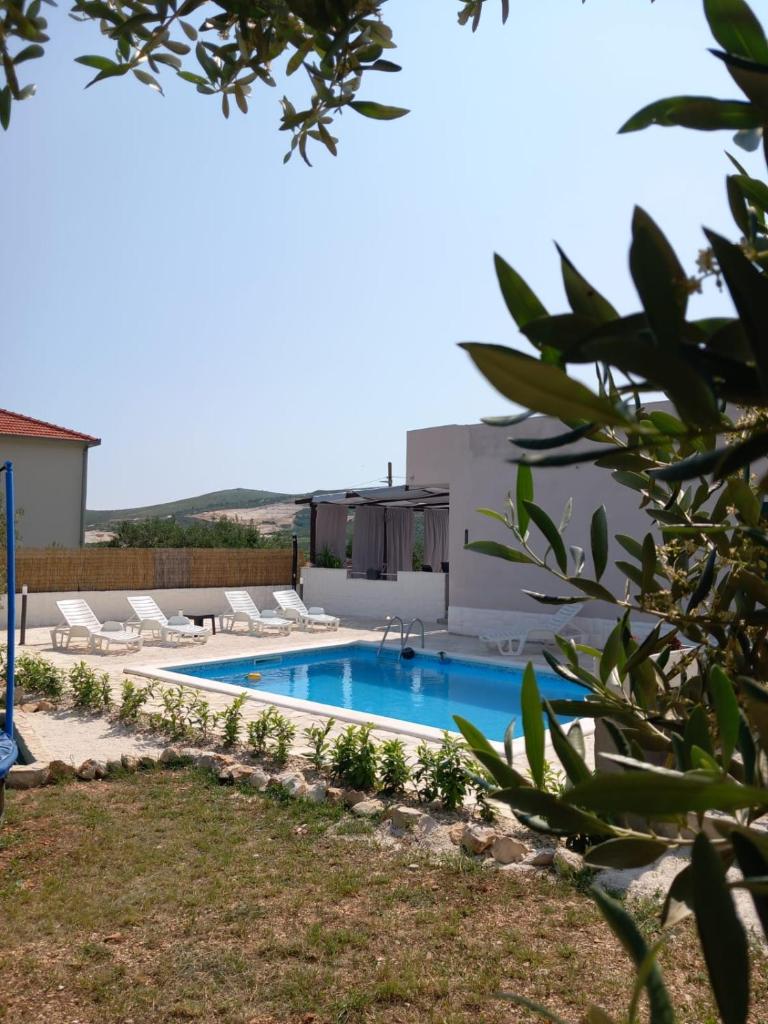 Holiday House M&A&K with swimming pool photo 4