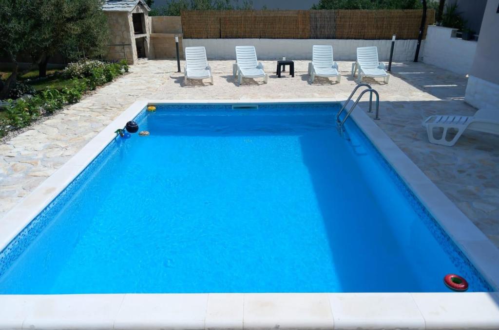 Holiday House M&A&K with swimming pool photo 3