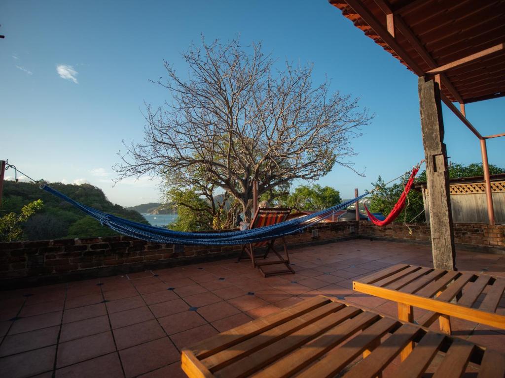 2 bedroom apartment with bay view, deck and roof terrace