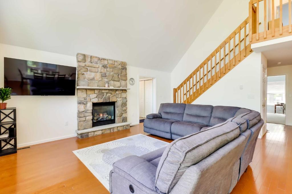 Stunning Pocono Lake Vacation Rental with Huge Deck! photo 4