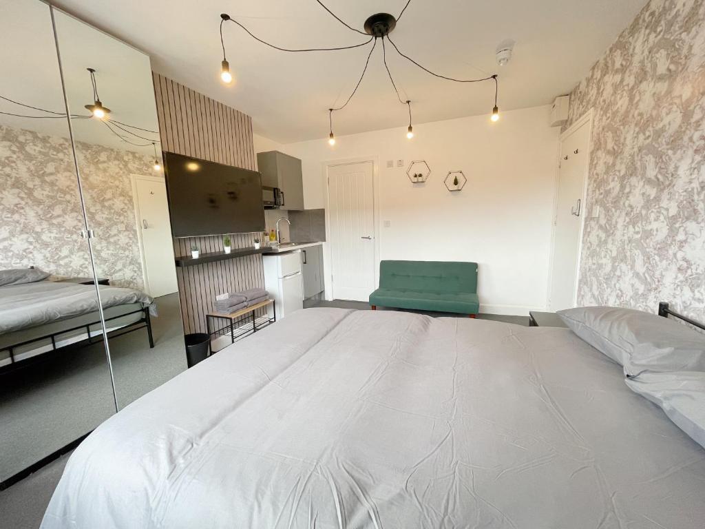Cosy Bright Studio Apartment Close to Wembley Stadium - Tap to explore photos