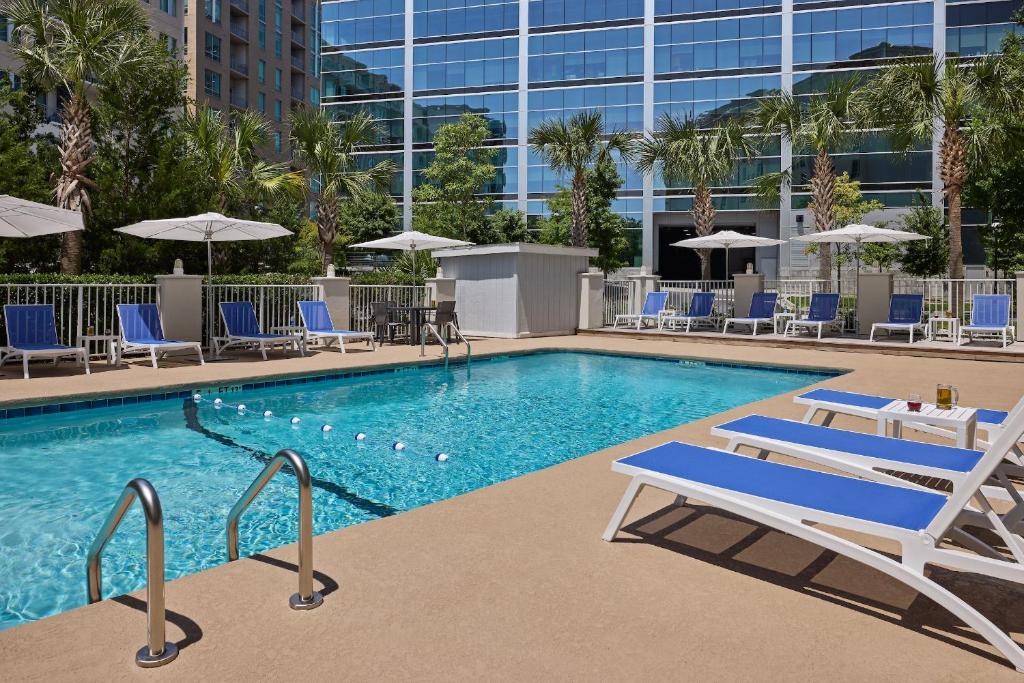 Holiday Inn Express & Suites Charleston DWTN -Westedge, an IHG Hotel photo 2