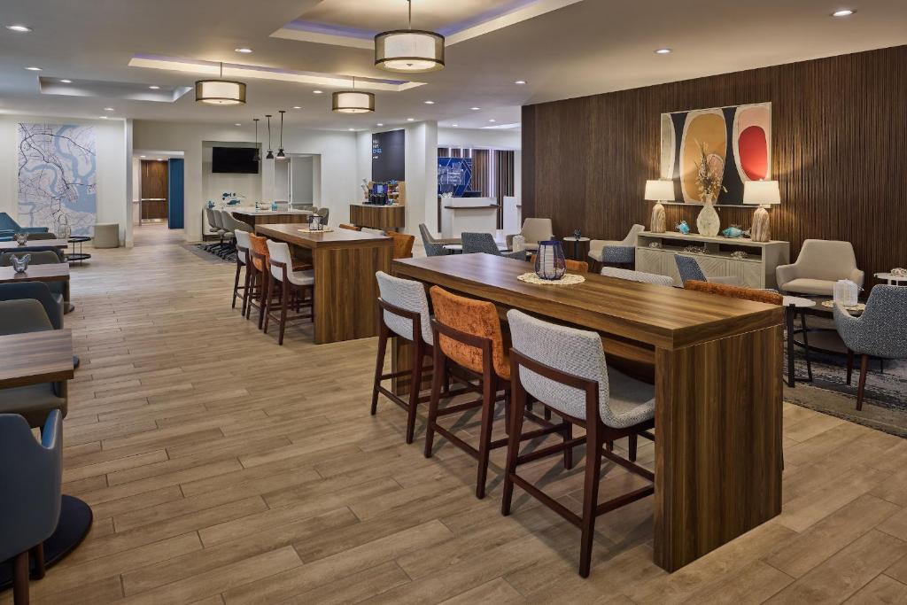 Holiday Inn Express & Suites Charleston DWTN -Westedge, an IHG Hotel photo 1