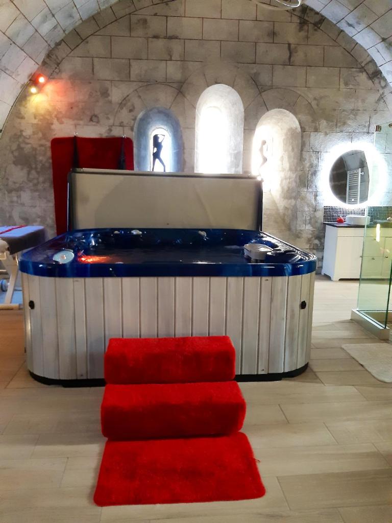 Studio avec jacuzzi terrasse amenagee et wifi a Ambrieres les Vallees photo 3