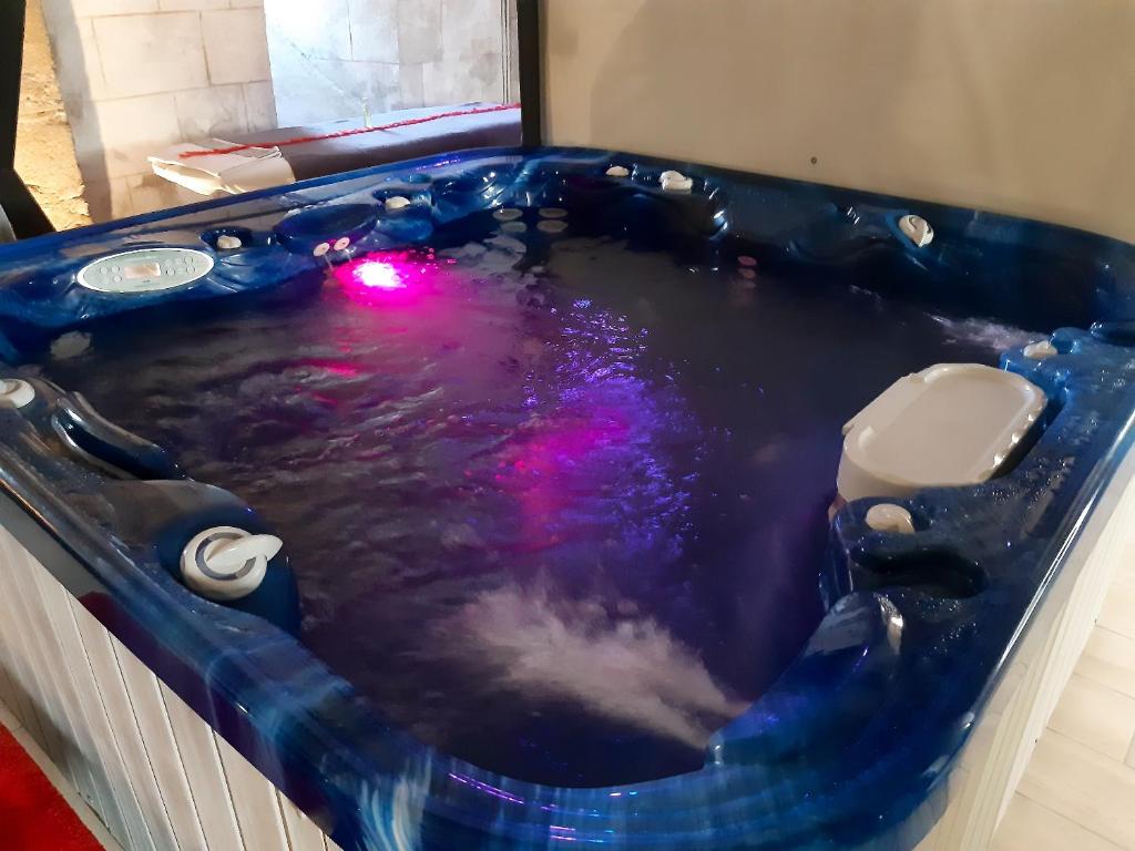 Studio avec jacuzzi terrasse amenagee et wifi a Ambrieres les Vallees photo 2